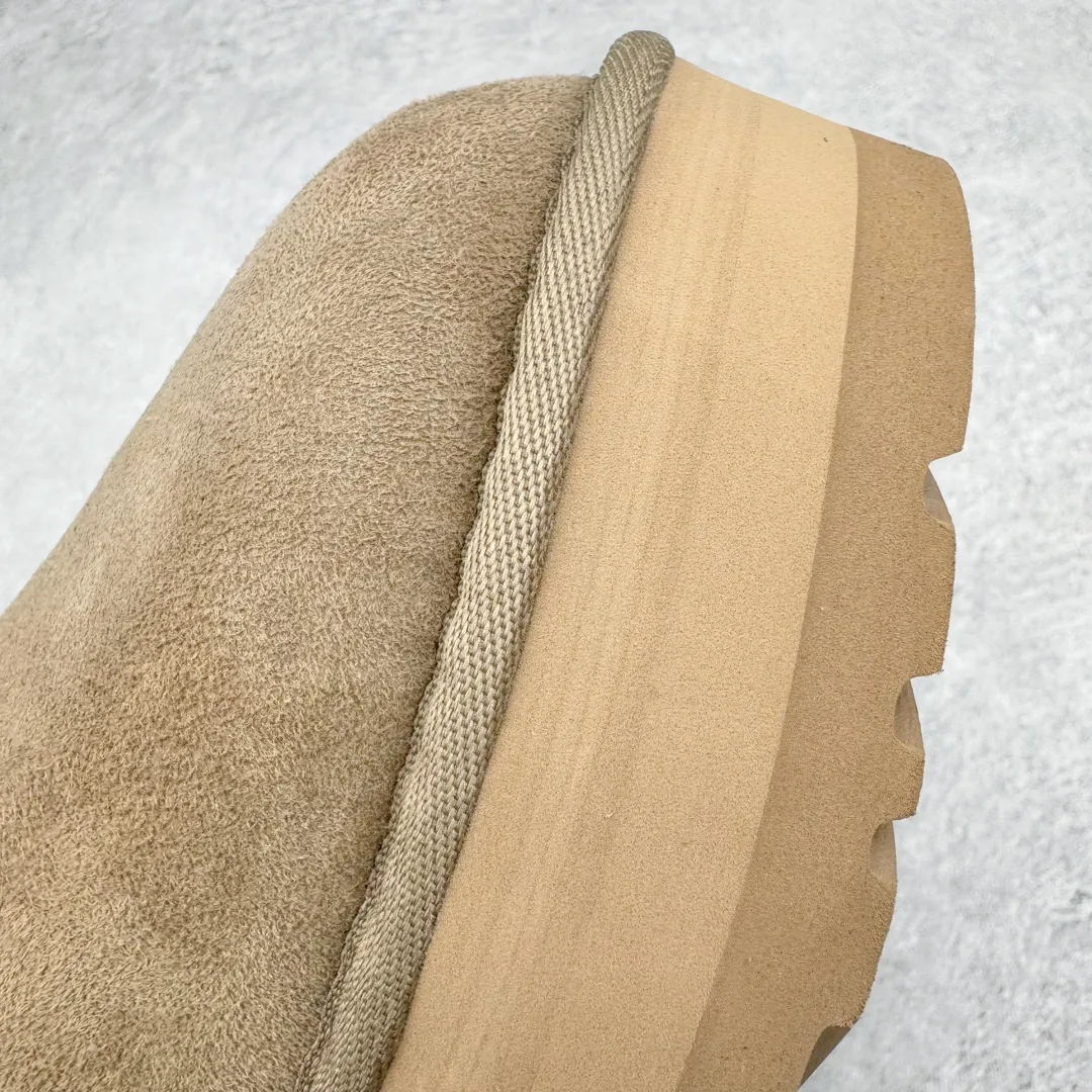 Pick up locally 💰520 UGG 5092 Classic autumn and winter sheepskin and fur integrated snow boots. All shoes are made of ZP. Longfeng A-grade Australian imported sheepskin and fur integrated brand OEM production line. Fully follow the ZP process. OEM original pattern maker. Adhering to the principle of no original shoe development and selection. Pay attention to every detail. The most authentic version on the market. TREADLITE "Light Wing" technology outsole. Light/durable/flexible/pile size: 35 36 37 38 39 40 41 42 Coding: by2936070